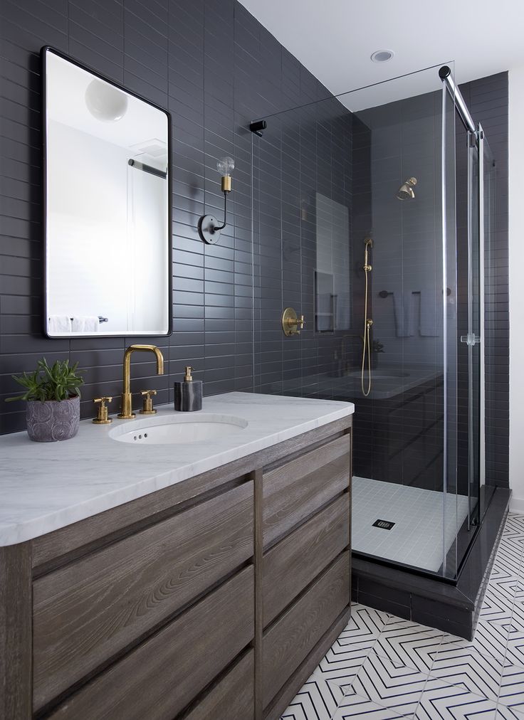 Come arredare un bagno moderno grigio scuro: idee e rivestimenti ... Idee per un bagno moderno