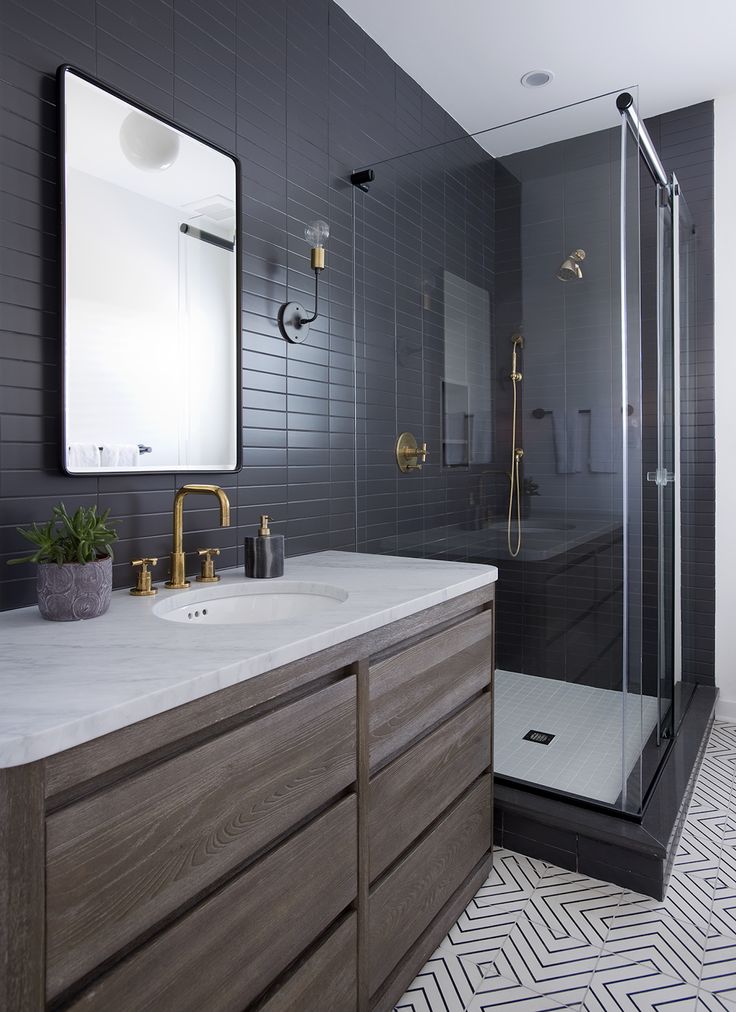 Come arredare un bagno moderno grigio scuro idee e 