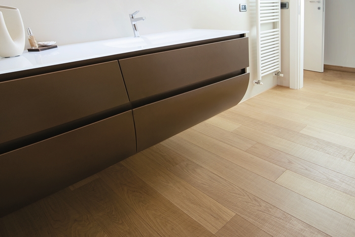 Scegliere i rivestimenti bagno: 10 idee per abbinare i materiali nel ... Rivestimento bagno legno