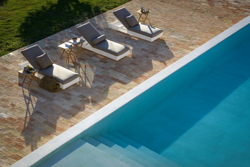 idee arredamento bordo piscina