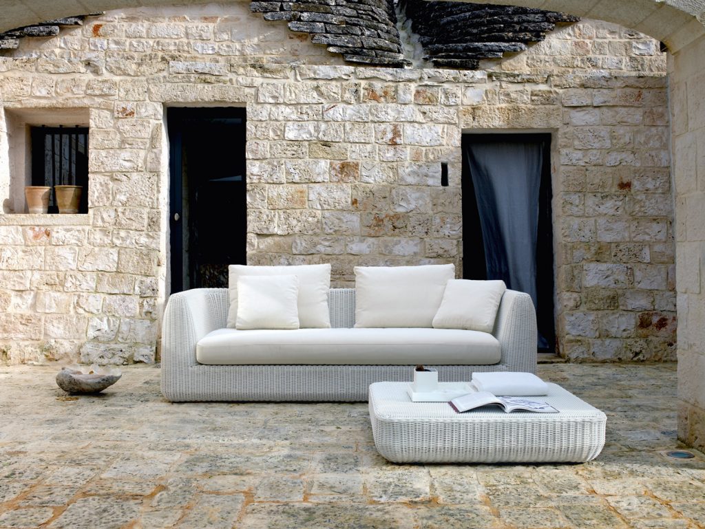 arredare il terrazzo con divano bianco