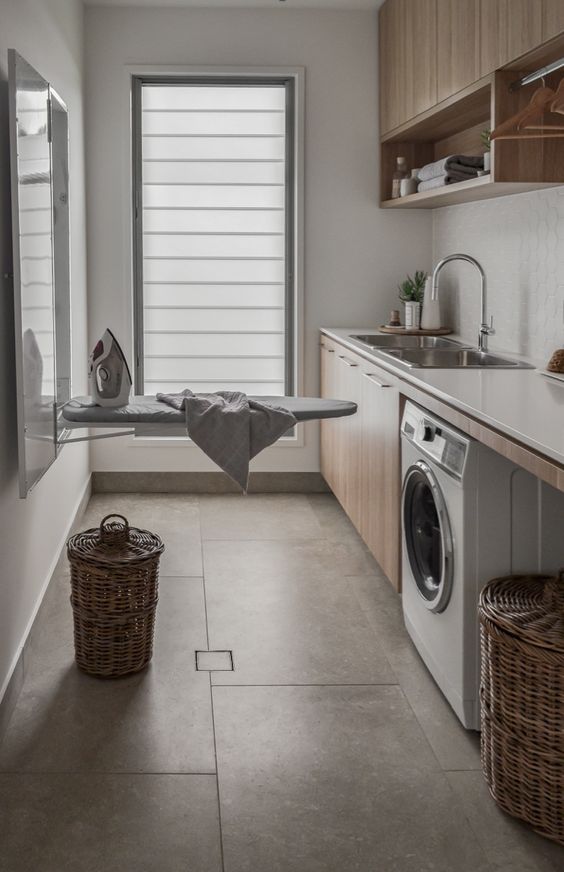 Bagno moderno color pastello con vasca autoportante su una parete in primo  piano, una finestra, accessori e decorazioni pouf