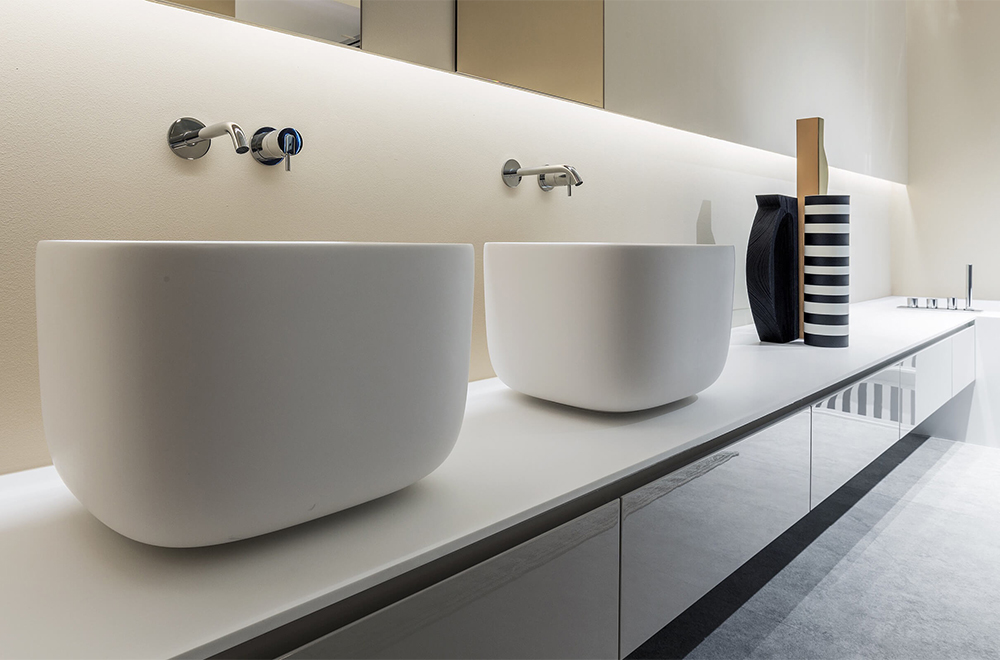 bagno moderno con mobili lucidi di Antonio Lupi