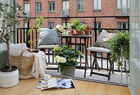 veranda balcone arredata con tavolino e sedie