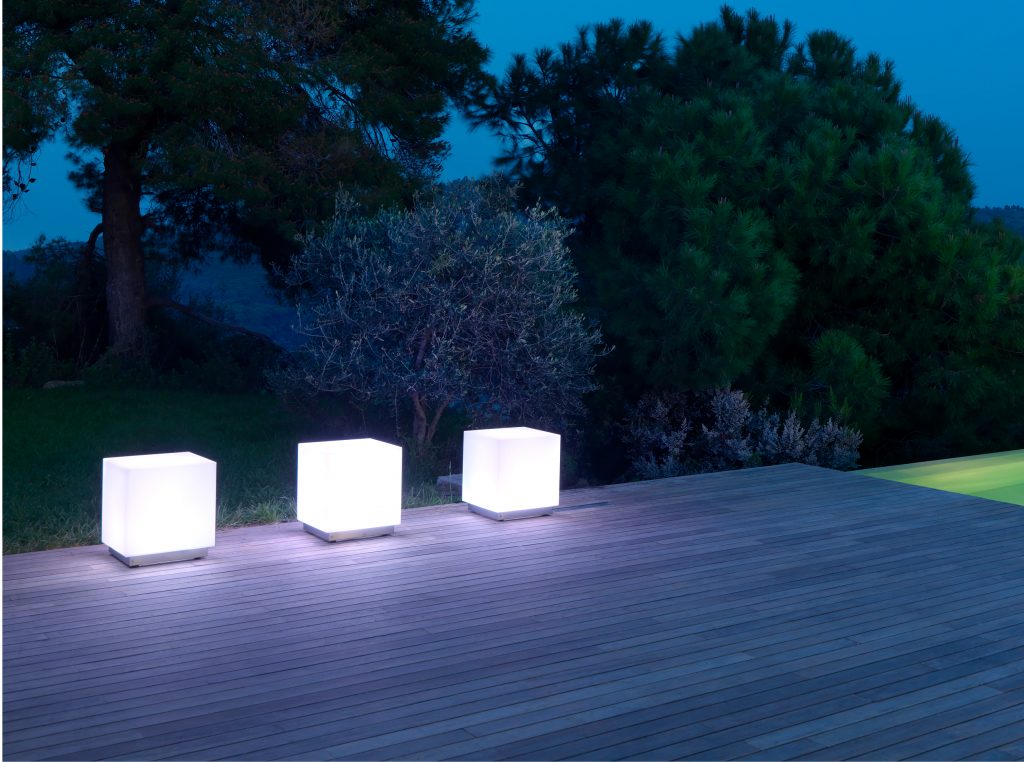 Arredare il balcone illuminazione a cubo