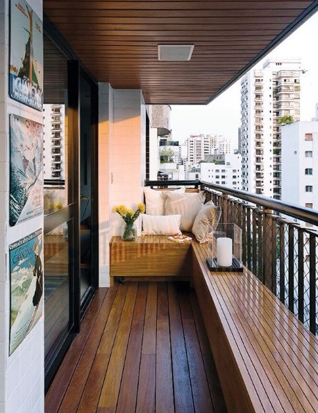 balcone stretto arredato con panca in legno