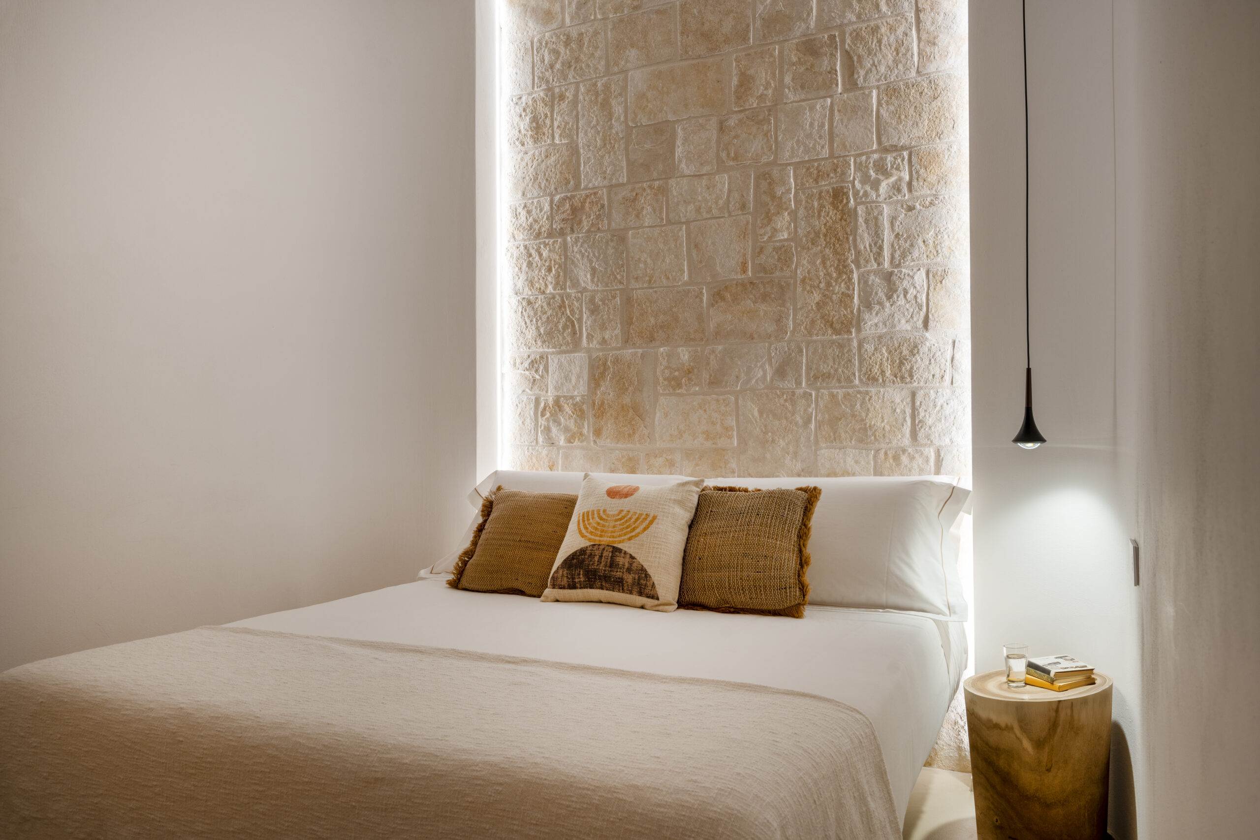 Illuminazione 3000K in un ambiente domestico: luce calda per un comfort visivo ottimale. Soggiorno moderno con luce a 3000K: l'equilibrio ideale della temperatura di luce in casa.