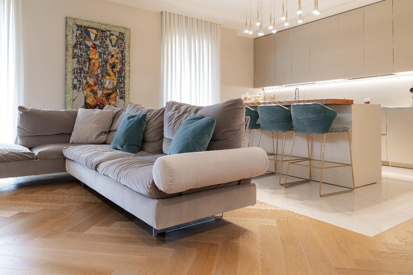 Esempio di progetto d'interni illuminato con luce calda a 3000 Kelvin. Soggiorno moderno e accogliente con illuminazione a 3000K: il perfetto equilibrio tra luce calda e neutra.